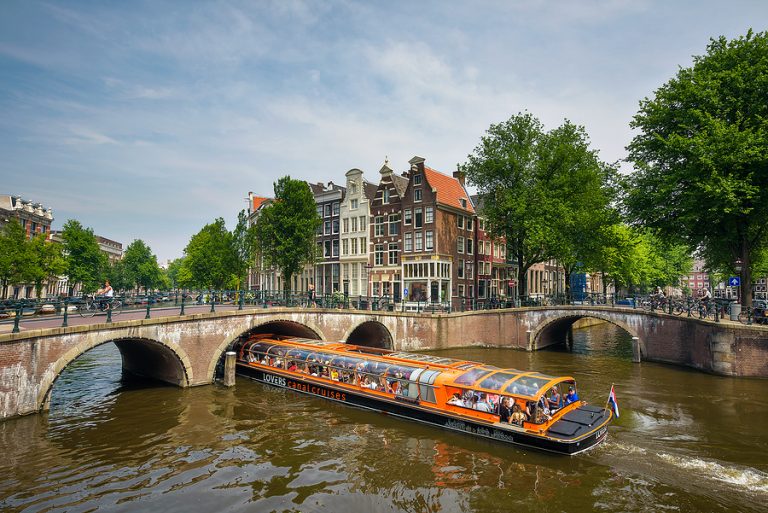 Maak een rondvaart door de grachten van Amsterdam